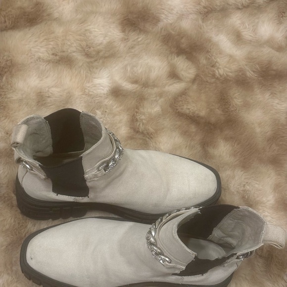 Karl Lagerfeld Paris Suede Chelsea Boots – Chain Ankle Detail, Lug Sole | 7–7.5 - Picture 11 of 16